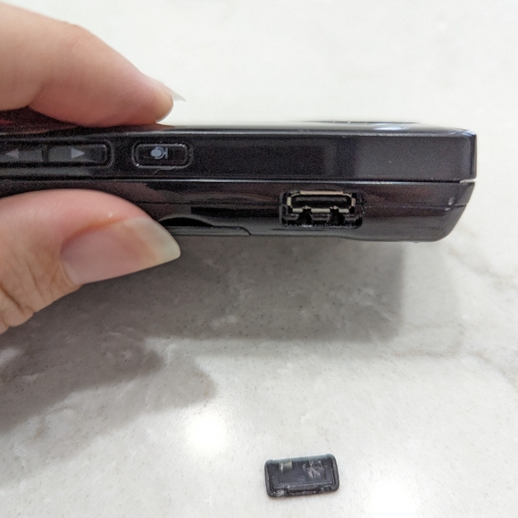 LG Chocolate VX8500 / VX8500B - Black ( Verizon ) VCast With Charger - Picture 4 of 8